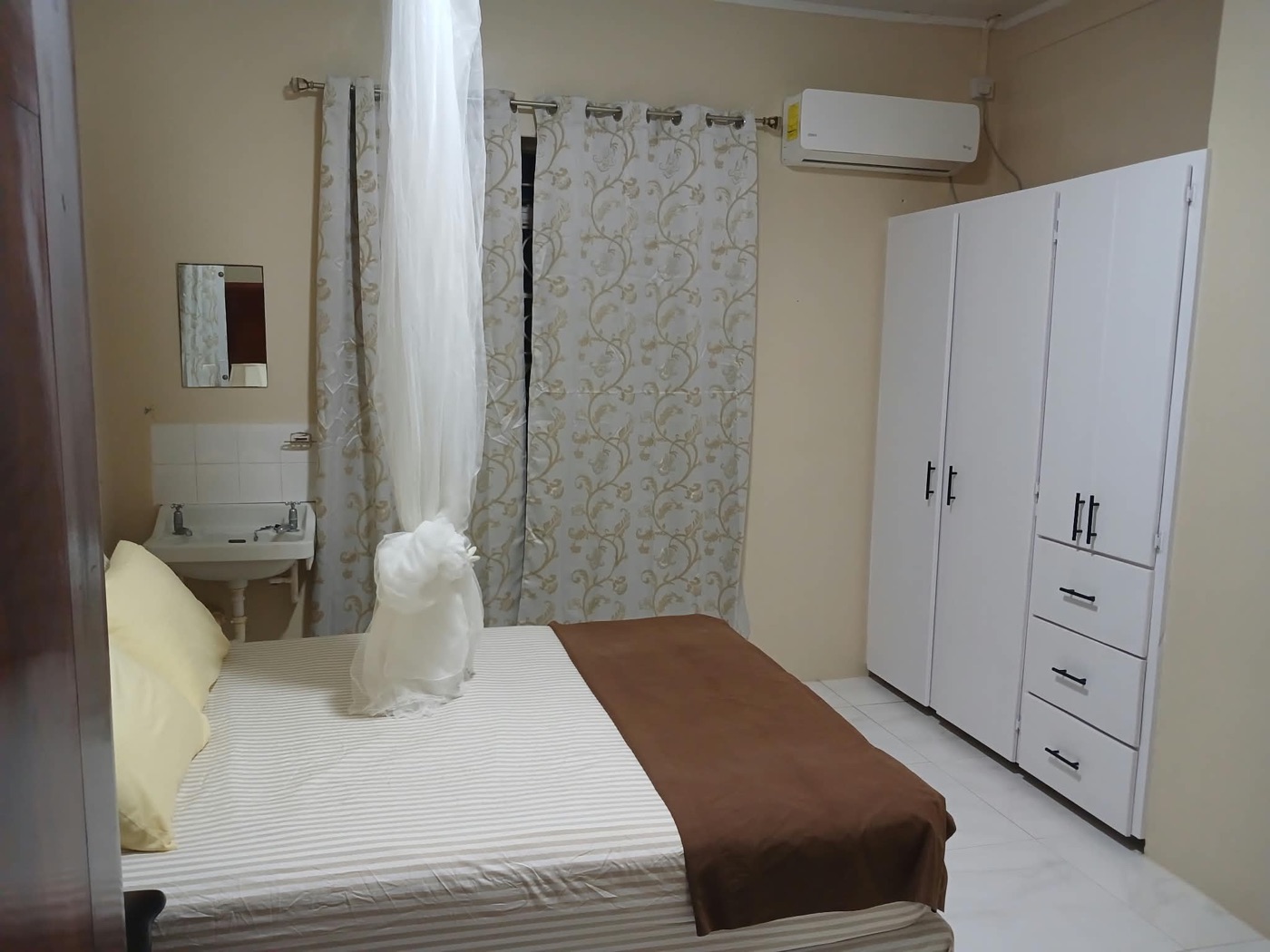 Apartment 2B bedroom with canopy net