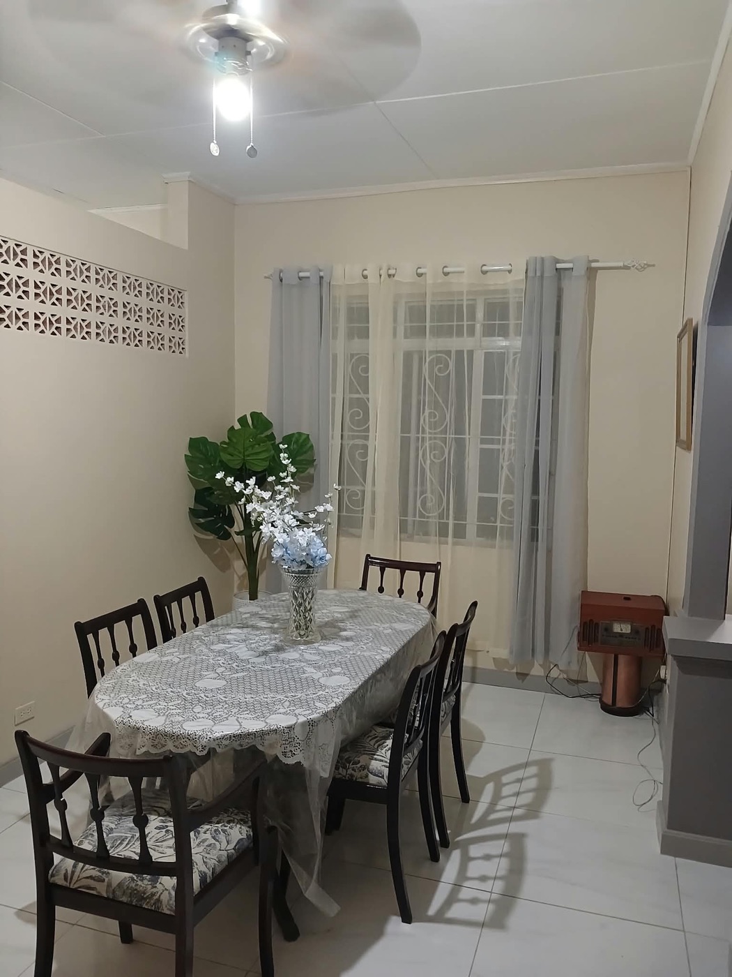 Dining room with breeze-block band and vintage radio
