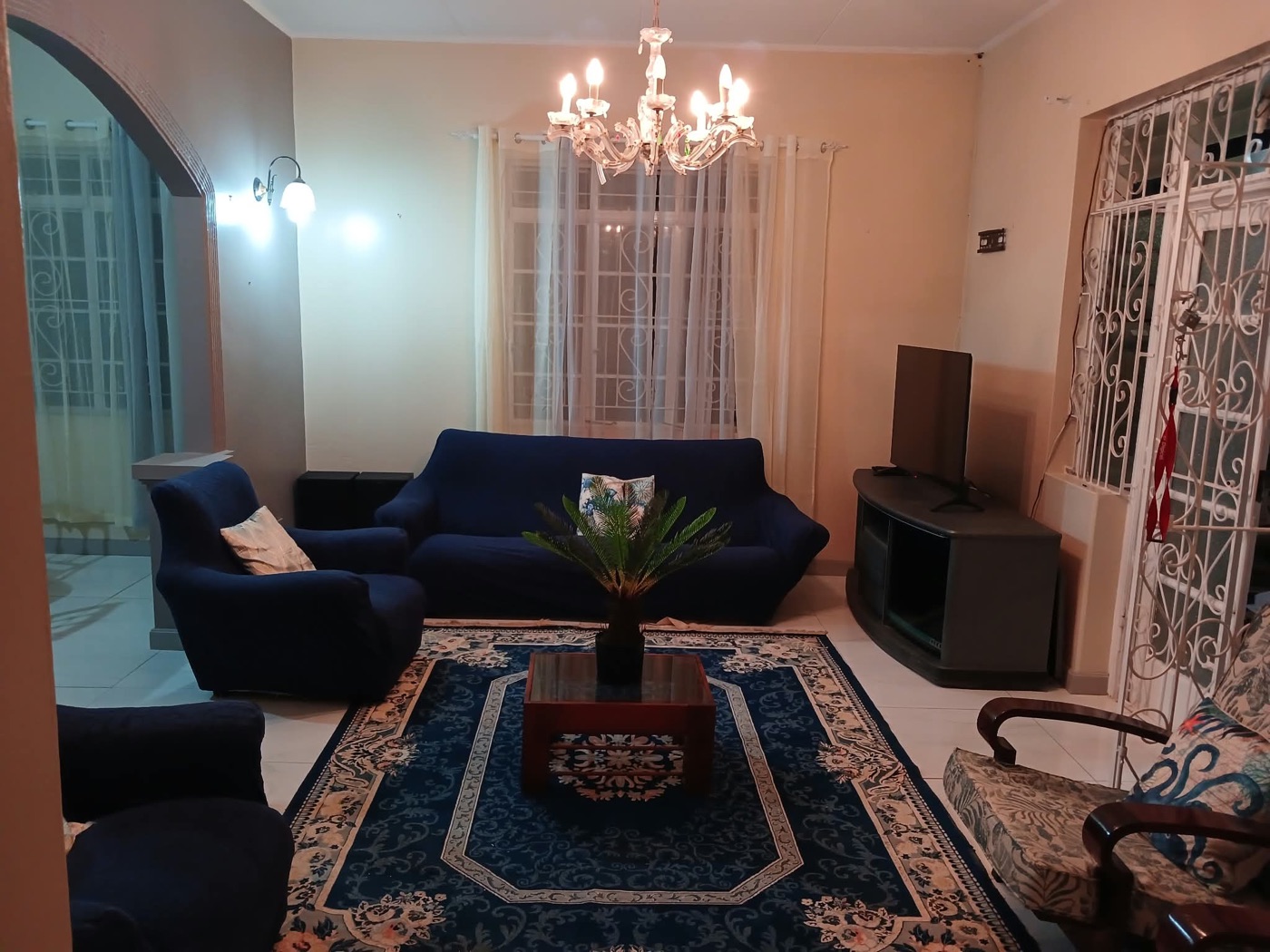 Full kitchen: gas stove and oven, microwave, coffee maker, toaster and air fryer